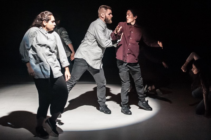 Street-Dance kombiniert mit klaren Strukturen und theatralischen Elementen