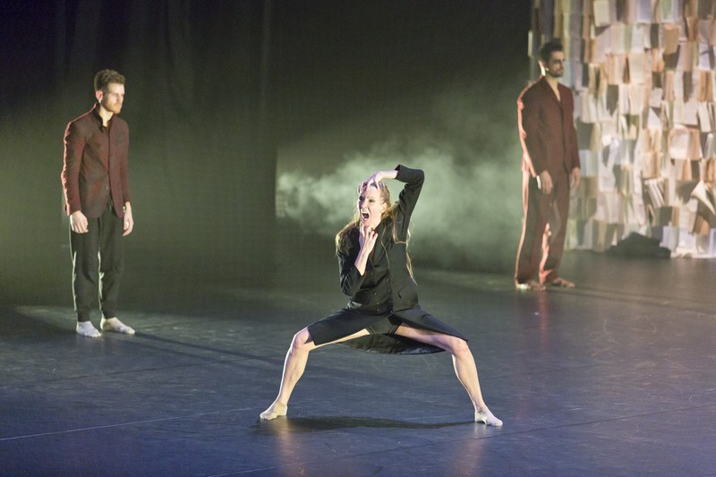 Königin Gertrud (Ina Broeckx) in verzweifelter Zerrissenheit mit Hamlet, ihrem Sohn, und dem Geist des alten Königs. © Dietmar Mathis