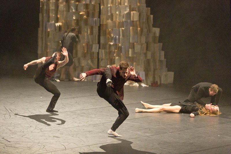 Das Tanzensemble der imPerfect Dancers Company überzeugt mit seiner neoklassischen, zeitgenössischen und akrobatischen Tanzsprache © Dietmar Mathis