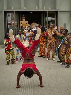 Beginn der Prozession im Kunsthaus Bregenz zum Rhythmus der Formation um Kofi Quarshie © Miro Kuzmanovic