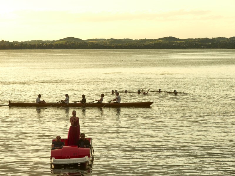 Abschluss der Prozession auf dem See mit Arie und Wasserballett © Miro Kuzmanovic