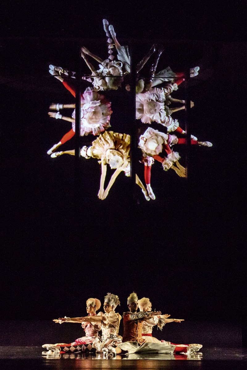 Ausgefallene Choreografien und unterschiedliche Perspektiven machen das Seherlebnis bei "Kinder des Olymp" zum Genuss (© alle Fotos: Luzerner Theater)