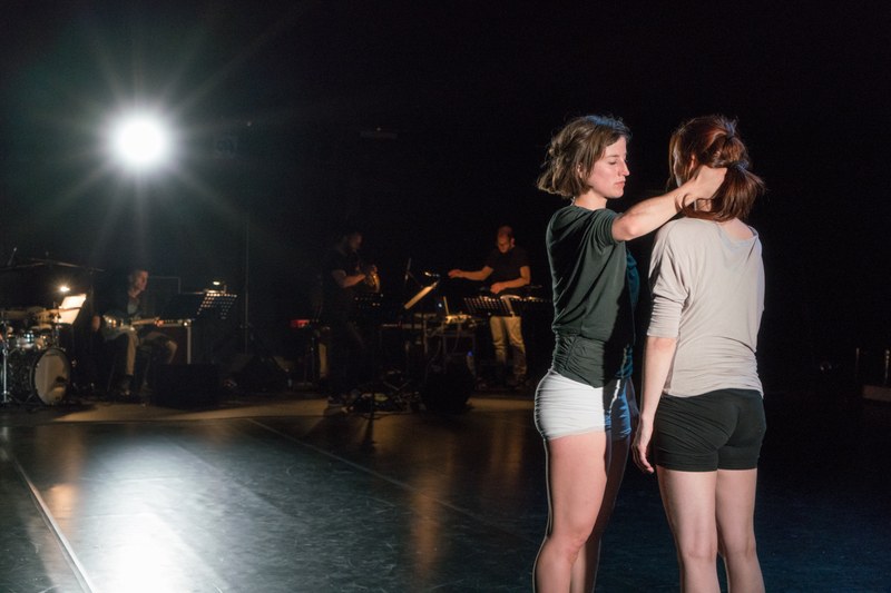 Die Choreographin Silvia Salzmann im Duo mit Carmen Pratzner. © Sarah Mistura
