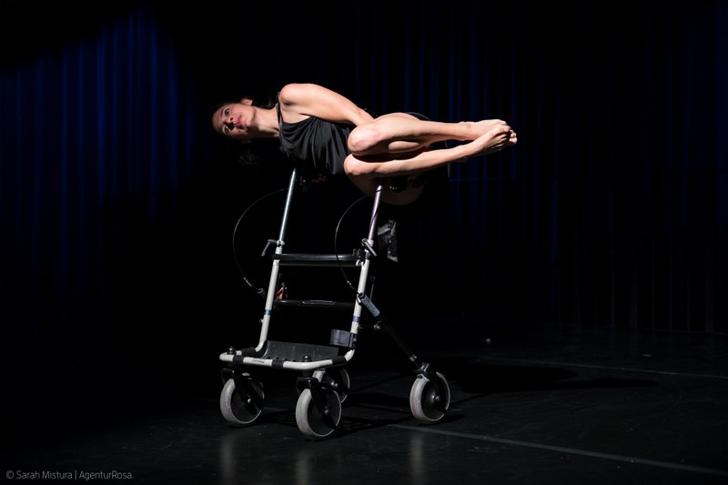 Carolina Fink und ihr poetischer Tanz mit einem Rollator © Sarah Mistura