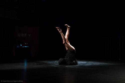 Carmen Pratzner fokussiert auf Arme und Beine in "Solo" © Sarah Mistura