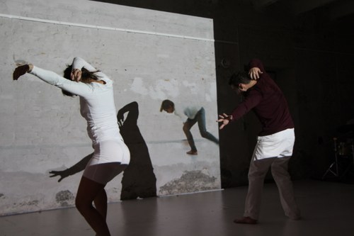 Der Breakdancer Myron Olev ergänzt das Duo via Projektion | © Doris Salzmann