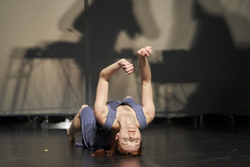 Carmen Pratzner auf der Sinnsuche nach einem Gegenüber in "weam g´hörst du". © Anja Köhler | andereart.de