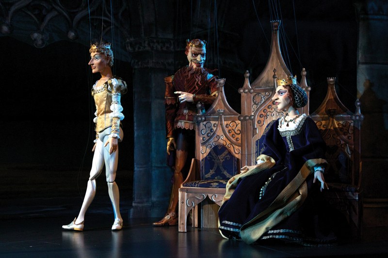 Prinz Siegfried, der Zauberer Rotbart und die Königin bei der Brautwahl auf dem Schloss | © Christian Flemming