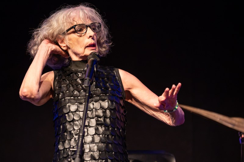 Shelley Hirsch verfügt über ein unglaubliches Repertoire an Ausdrucksformen und Gesangstechniken, aber auch über eine enorme Bühnenpräsenz (Foto: Stefan Hauer)