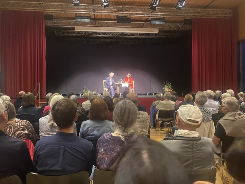 Etwa 100 Personen fanden sich zum ersten Abend der Bizauer Literaturtage ein. Jürgen Thaler führte mit Eva Menasse das Gespräch zwischen ihren Lesepassagen. 