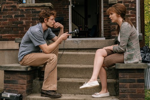 Kathy (Jody Comer) berichtet dem Reporter Danny (Mike Faist) vom Alltag der Biker. (Foto: Focus Features)