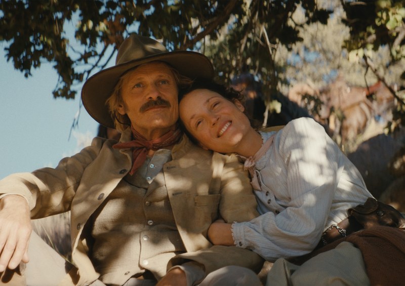 Der Zimmermann und die Blumenhändlerin: Viggo Mortensen und Vicky Krieps in „The Dead Donʼt Hurt“. (Foto: Zyskind/Alamode Film)
