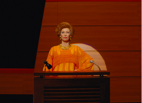 Tilda Swinton als Kunstkritikerin im schrillen Thatcher-Look.