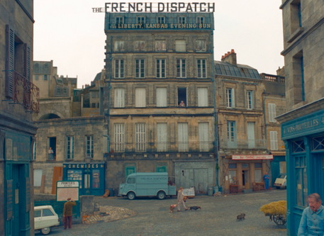 Das Redaktionsgebäude in einer fiktiven französischen Stadt. Die Szene ist auch eine Hommage an Jacques Tati.