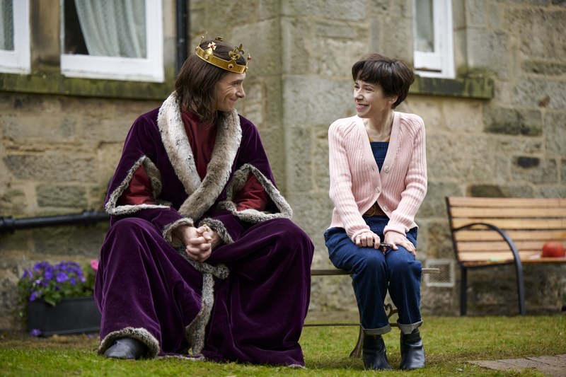 Ein treuer Begleiter im tristen Alltag: Philippa (Sally Hawkins, re.) plaudert mit Richard III. (Harry Lloyd). (Foto: Graeme Hunter Pictures/Filmladen)