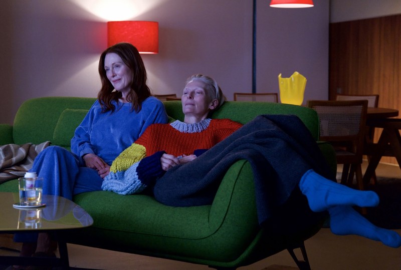 Gemeinsame Filmabende auf der Couch: Ingrid (Julianne Moore) und Martha (Tilda Swinton). (Foto: Warner)