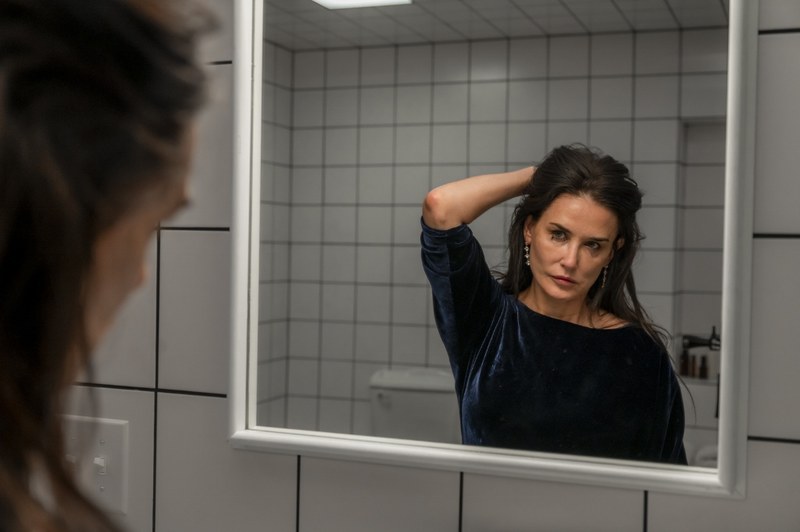 Hasserfülltes Spiegelbild: Mit Elizabeth (Demi Moore) geht es bergab. (Foto: Mubi)