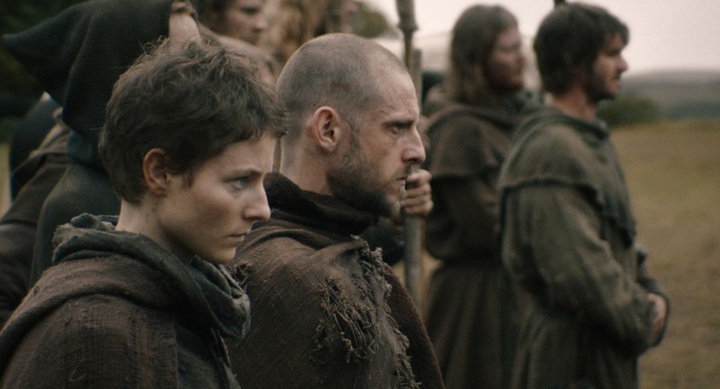 Radikale Seelsorger: Der als Ketzer verurteilte John Ball (Jamie Bell) und seine Gefolgsfrau (Thomasin McKenzie). (Foto: Rage Exploitation)