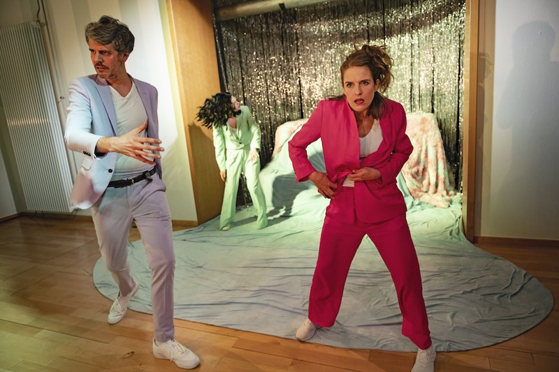Die drei SchauspielerInnen bringen die fragile Normalität auf den Punkt