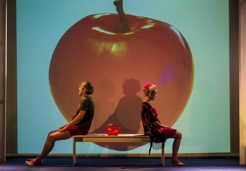 Was tun, wenn sich plötzlich ein überdimensionaler Apfel im Wohnzimmer befindet? Das fragen sich Ralf Stoffers und Ruth Kanamüller.