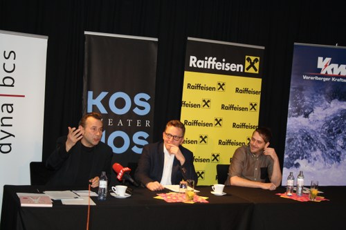 Die beiden künstlerischen Leiter des Theater Kosmos Hubert Dragaschnig und Augustin Jagg mit Regisseur Stephan Kasimir