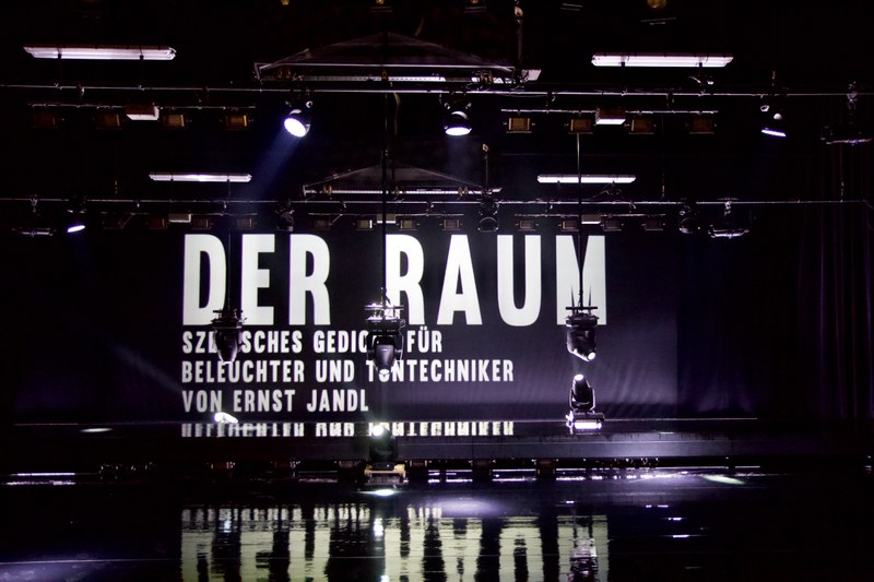 „der raum" - eine Ode an den Theaterraum und die Technik.