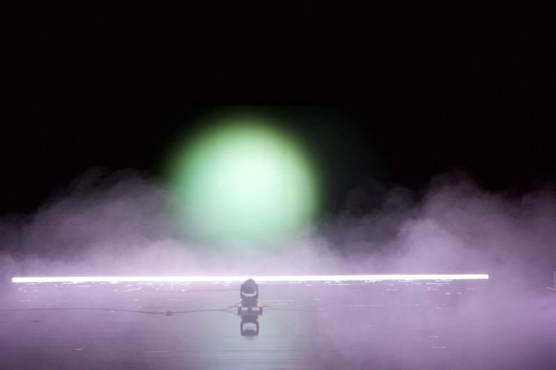 Verengende und sich öffnende Lichtkegel „stehen" auf der Bühne.