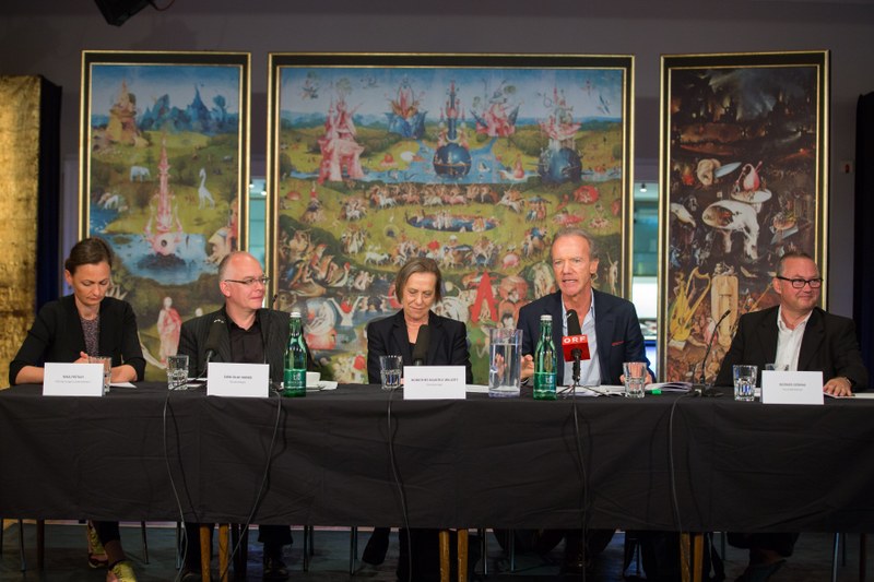 Intendant Alexander Kubelka machte seinen Stuhl kurz für Martin Sagmeister (Zweiter von rechts), Präsident der TheaterFreunde, frei. Die TheaterFreunde unterstützen das dritte Stück der Saison „Die kahle Sängerin“ von Eugène Ionesco finanziell