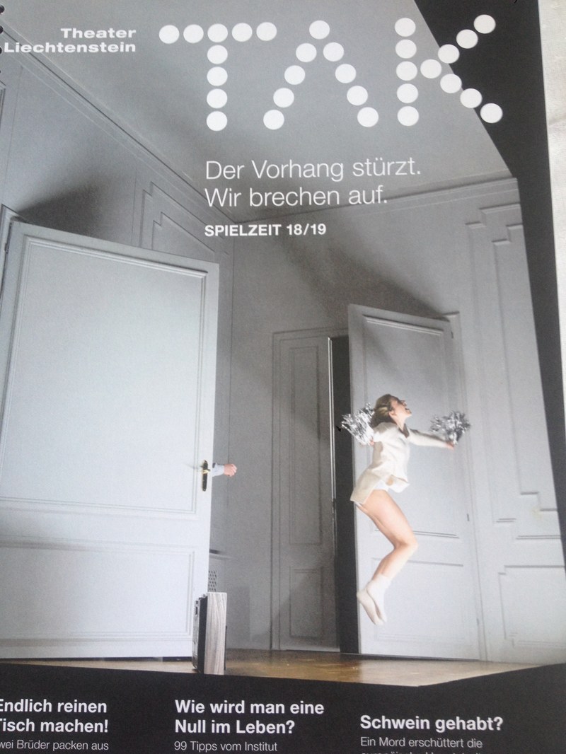 Die neue Spielzeit-Broschüre des TAK Theater LIechtenstein