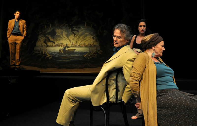 Kashlan, Hauser, Pölzl und Tomek - ein sehr versiert agierendes Ensemble, hier in „Geiz“ von André Pilz © Gerhard Kresser / Theater Kosmos