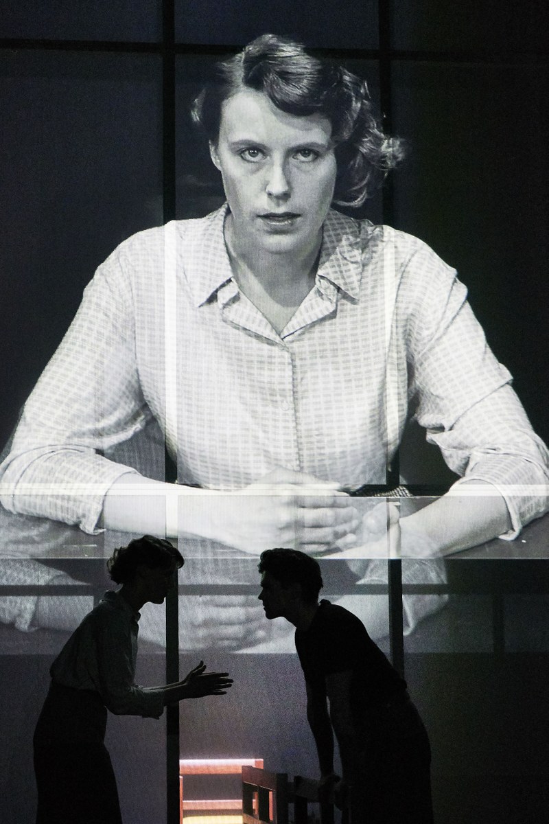 Das Schauspiel in drei Akten wurde in der Inszenierung am Vbg. Landestheater durch Videoszenen dramaturgisch erweitert