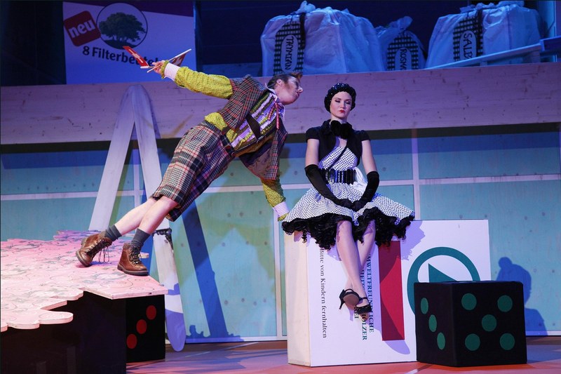 Der stimmlose Herr von Kuckuck (Alexander Julian Meile) und das scharfe Fräulein Pfeffer (Olga Wäscher)