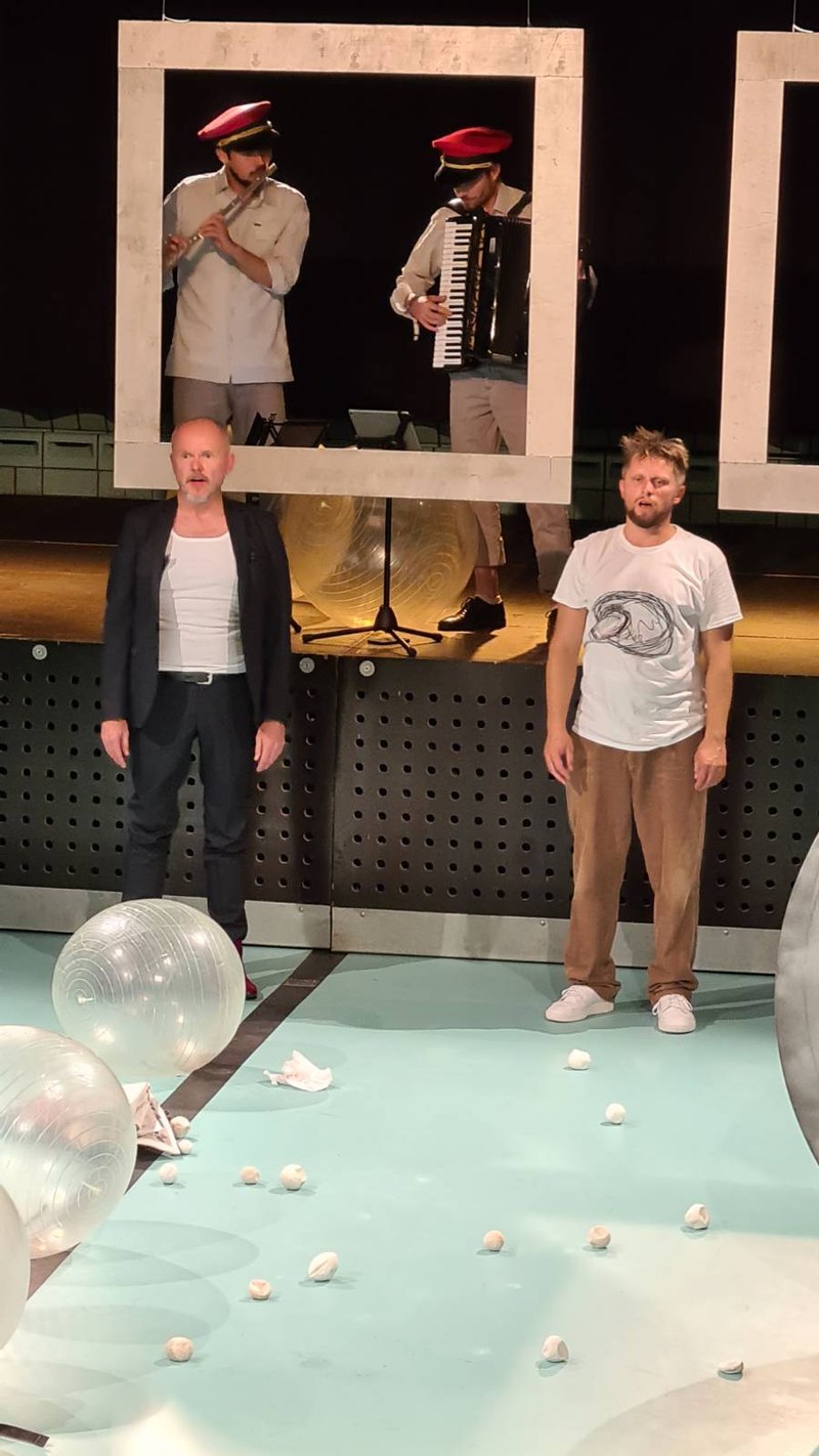 Im Hintergrund die Musiker: Juan Carlos Diaz und Raphael Brunner, vorne die Schauspieler Hanno Dreher und Sascha Jähnert (Fotos: Peter Niedermair).