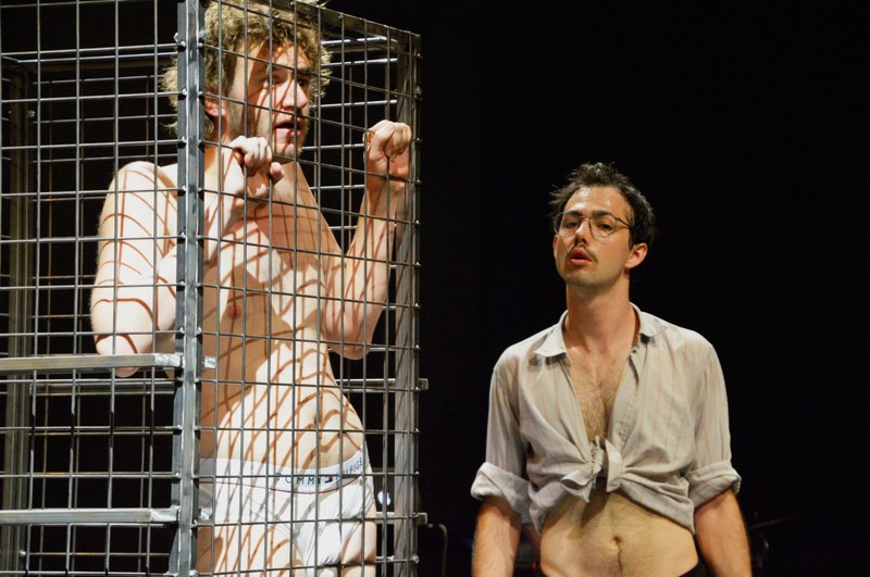 Benjamin Vanjek und Thomas Kolle brillierten in diesem wahnwitzigen Mix aus Komik, Ernsthaftem und Absurdem (© Gerhard Breitwieser / aktionstheater ensemble)