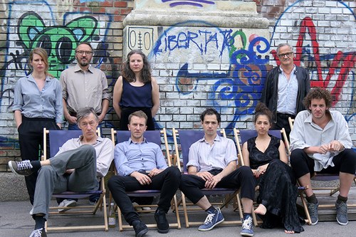 Martin Gruber (rechts hinten) bewegt sich mit dem aktionstheater ensemble wie immer am Puls der Zeit (© Gerhard Breitwieser / aktionstheater ensemble)