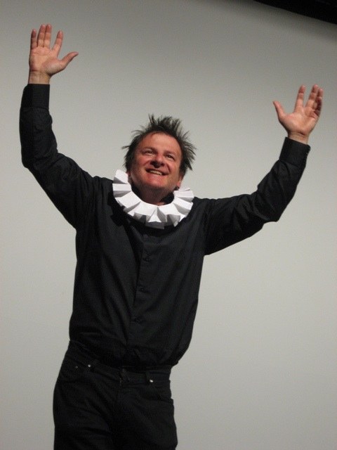 So viel wie auf diesem Bild hat Martin Sommerlechner bei der  „Frau in Schwarz" nicht zu lachen.