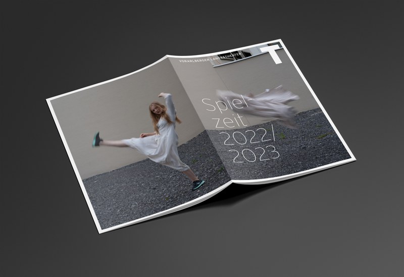 Der Spielplan für 2022/2023 verspricht erneut ein aufregendes Theaterjahr. (Spielplanheftgestaltung: Julia Benning).