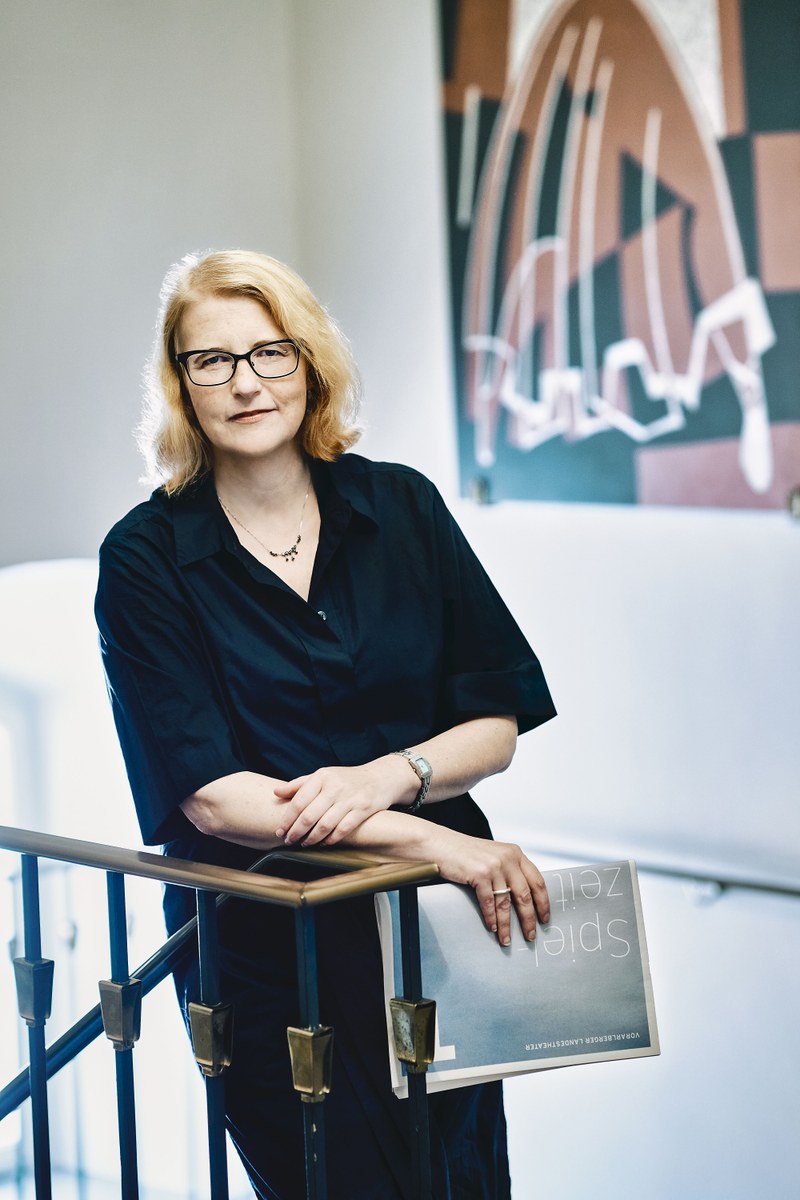 Die Intendantin Stephanie Gräve führte bei der Pressekonferenz durch das kommende Theaterjahr.