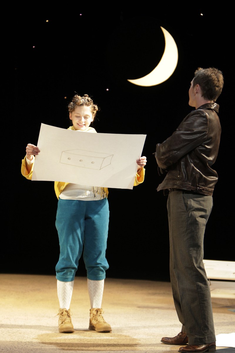 Der Pilot (Alexander Julian Meile) hat für den kleinen Prinzen (A.M. Nutz) ein Schaf in einer Kiste gemalt