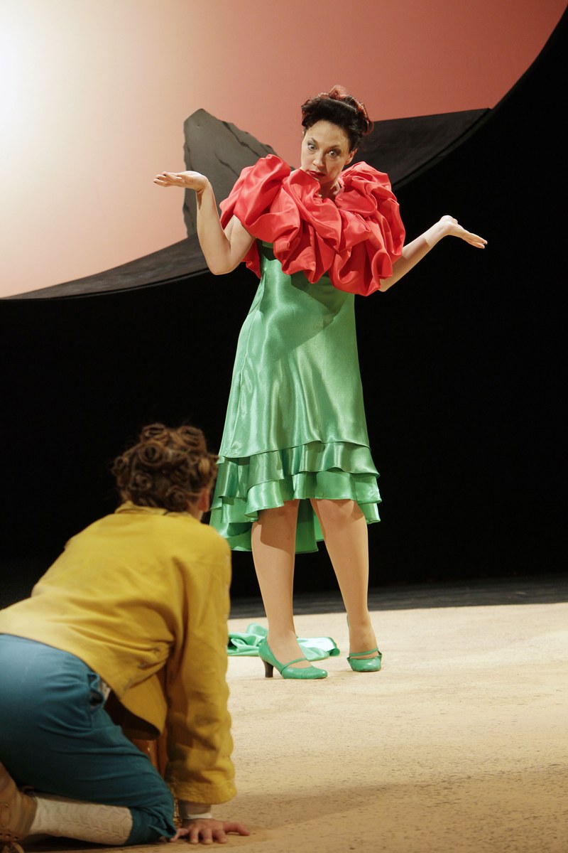 Der kleine Prinz (Alexandra Maria Nutz) mit seiner so preziösen Rose (Tamara Stein)