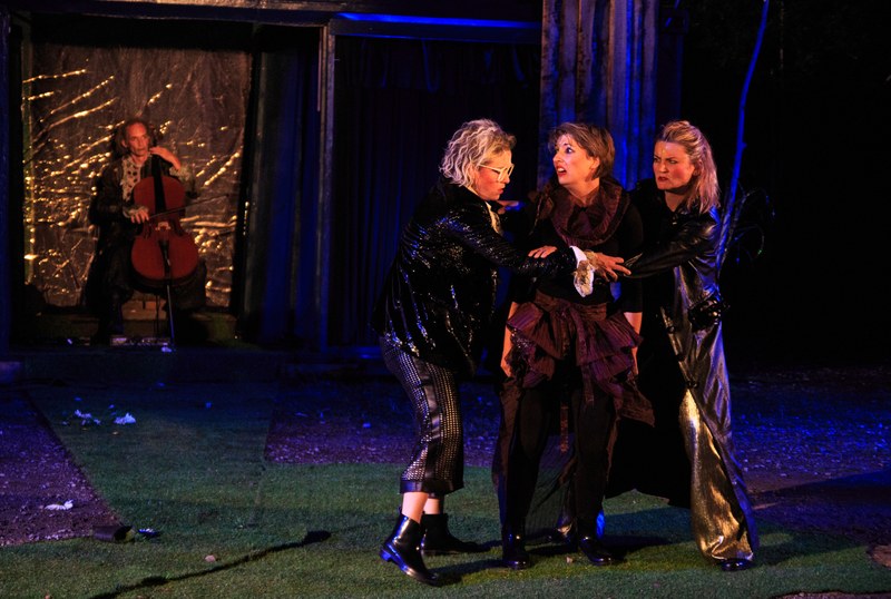 Lysander (Rebecca Selle) und Demetrius (Anne Noack) streiten sich um Helena, was Hermia (Michaela Spänle) überhaupt nicht versteht.