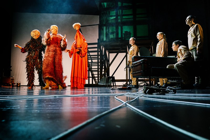 Die sechs Schauspieler:innen - wunderbar ergänzt durch den Musiker Gilbert Handler - sind ein perfektes Team. (© Anja Köhler)