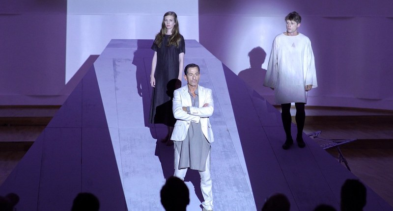 Eine dramatische Konstellation: Mutter, Vater, Sohn. Fotos: Theater der Sprachfehler