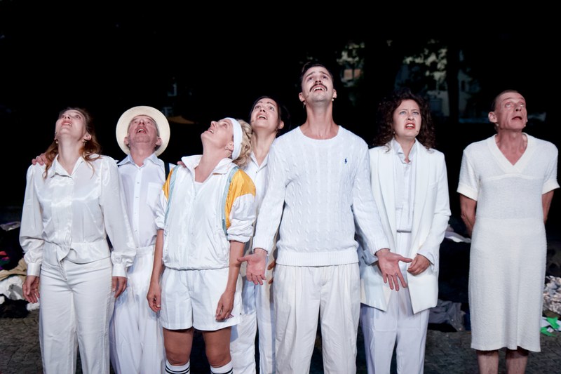 Ein absolut überzeugendes Ensemble v.l.n.r. Nicola Trub, Ronald Kuste, Maria Fliri, Jeanne-Marie Bertram, Simon Alois Huber, Julia Carina Wachsmann, Peter Badstübner