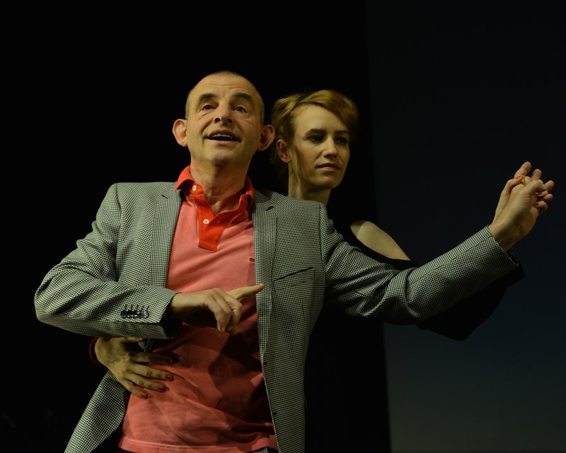Steve Johnston (Dominique Horwitz) mit Freundin Maggie (Lisa Hofer)