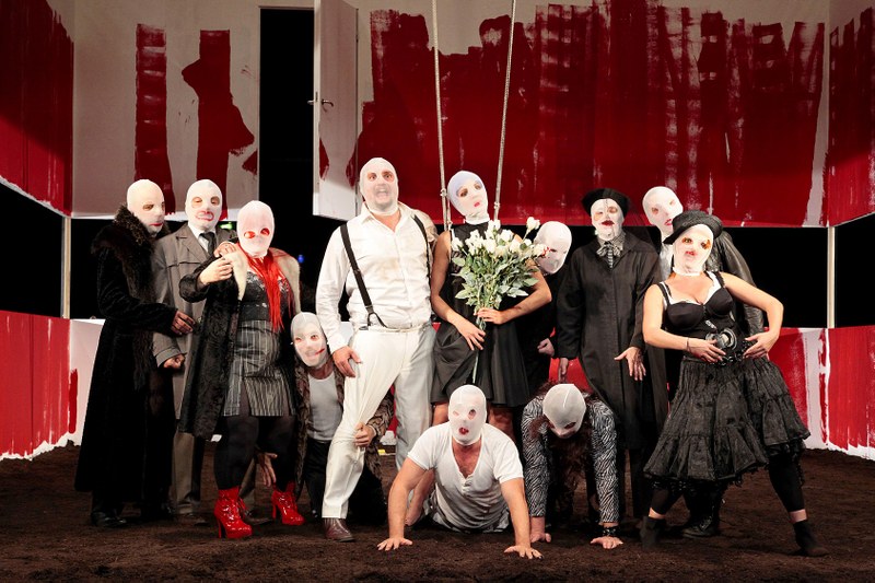 Ein tolles Ensemble präsentiert ein gruseliges Geisterkabinett! Fotos: Anja Köhler