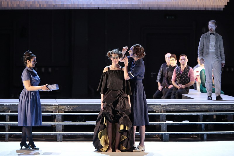 Die unglückliche Braut wird von der Dienstmagd geschmückt. v.l.n.r. Sopranistin Anna Rajah, Elzemarieke de Vos, Laura Mitzkus, Tenor Richard Resch