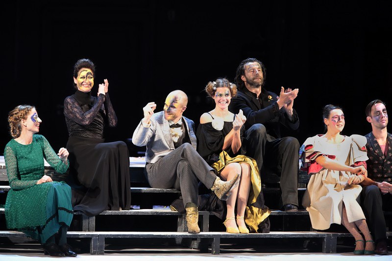Noch feiern sie ausgelassen! v.l.n.r. Bettina Hauenschild, Charlotte Schwab, Michael Stange, Elzemarieke de Vos, Otto Kukla, Klara Pfeiffer, Paul Walther