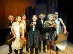 Tolles Ensemble: hinten von links: Gottfried Lercher, Gerhard Zuggal, Ernst Walser, Peter Badstübner. Vorne von links: Simone Loser, Haymon Maria Buttinger und Juliane Gruner