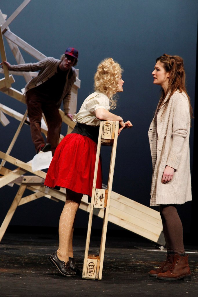 Die zwei Freundinnen Nane (Alexandra-Maria Nutz) und Rebekka (Kathrin Hauptmann) werden von Helm (Alexander Julian Meile) belauscht